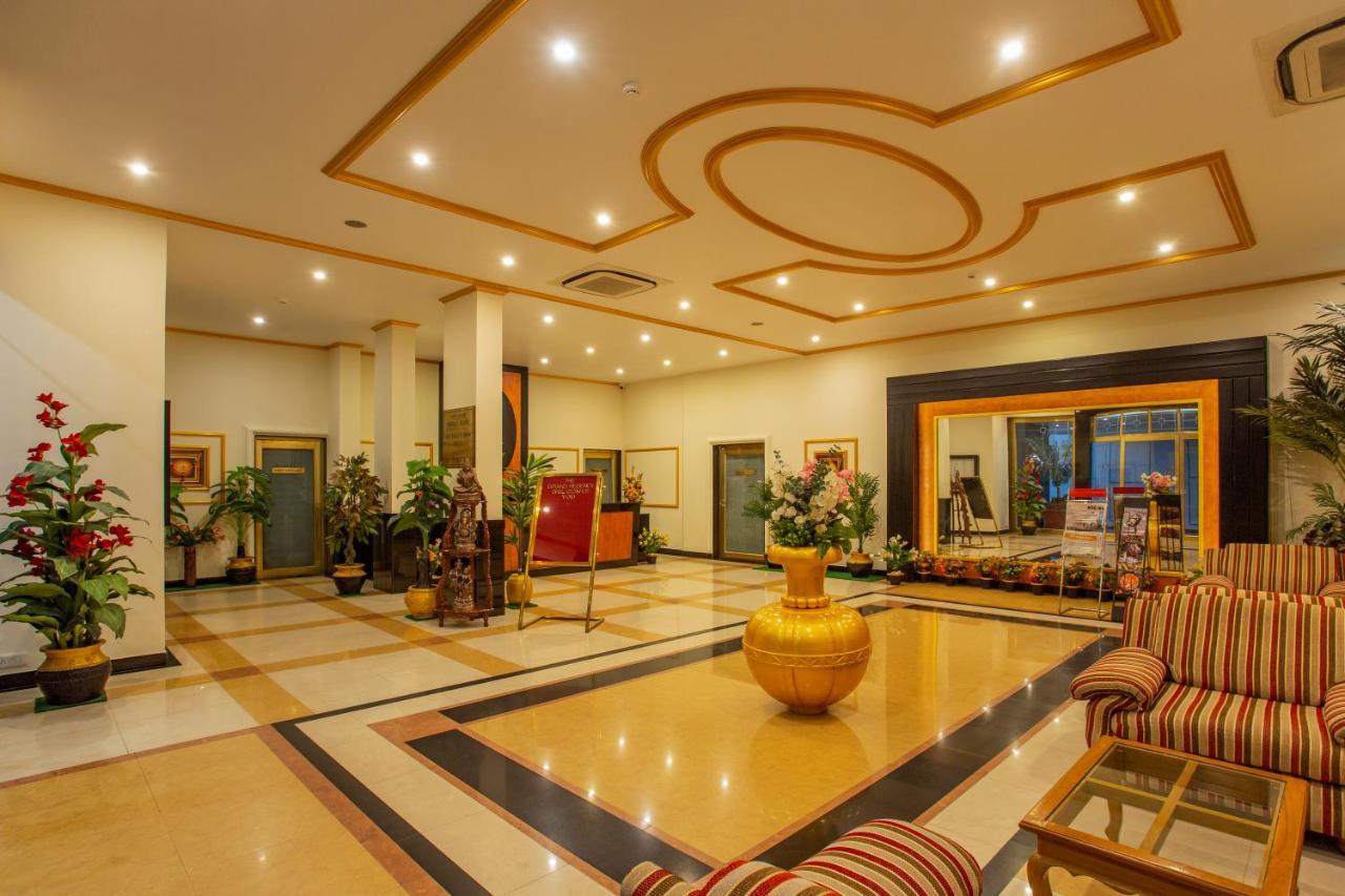 Hotel The Grand Regency Radźkot Zewnętrze zdjęcie