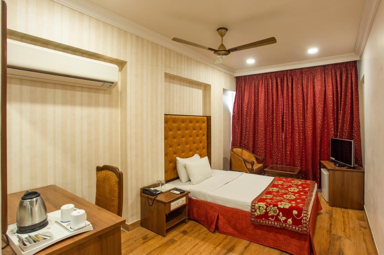 Hotel The Grand Regency Radźkot Zewnętrze zdjęcie