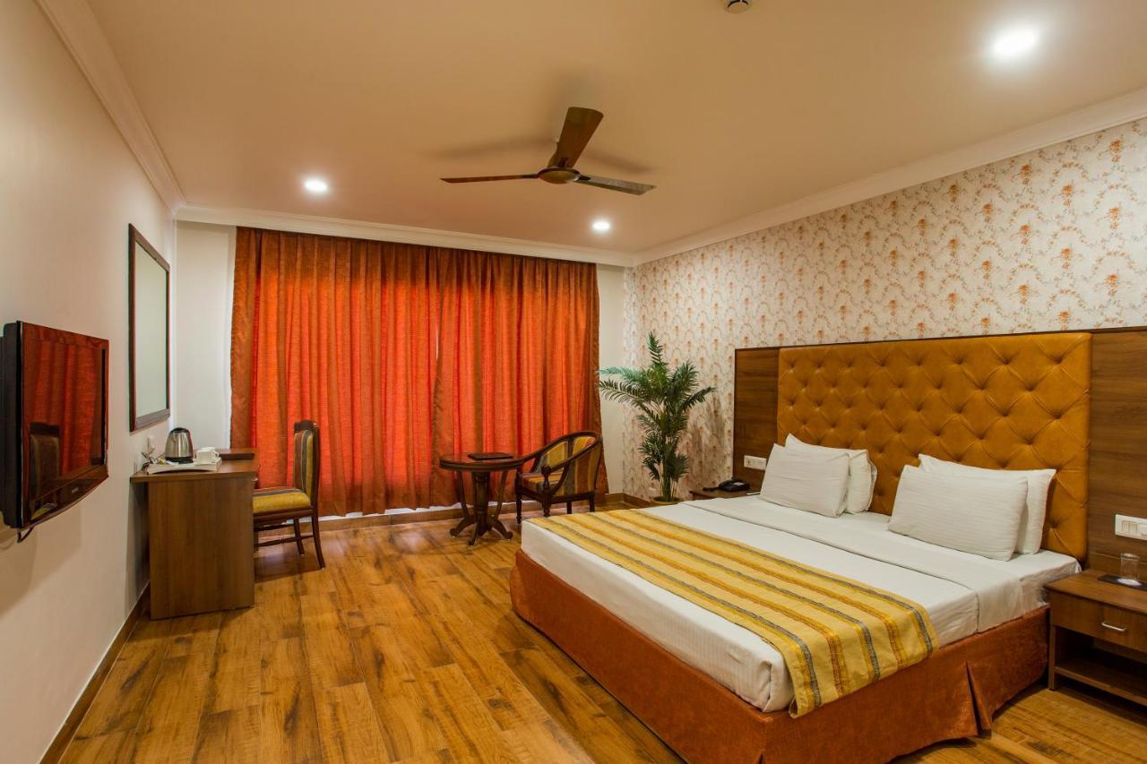 Hotel The Grand Regency Radźkot Zewnętrze zdjęcie