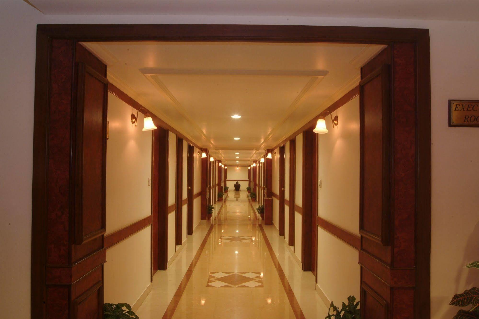 Hotel The Grand Regency Radźkot Zewnętrze zdjęcie