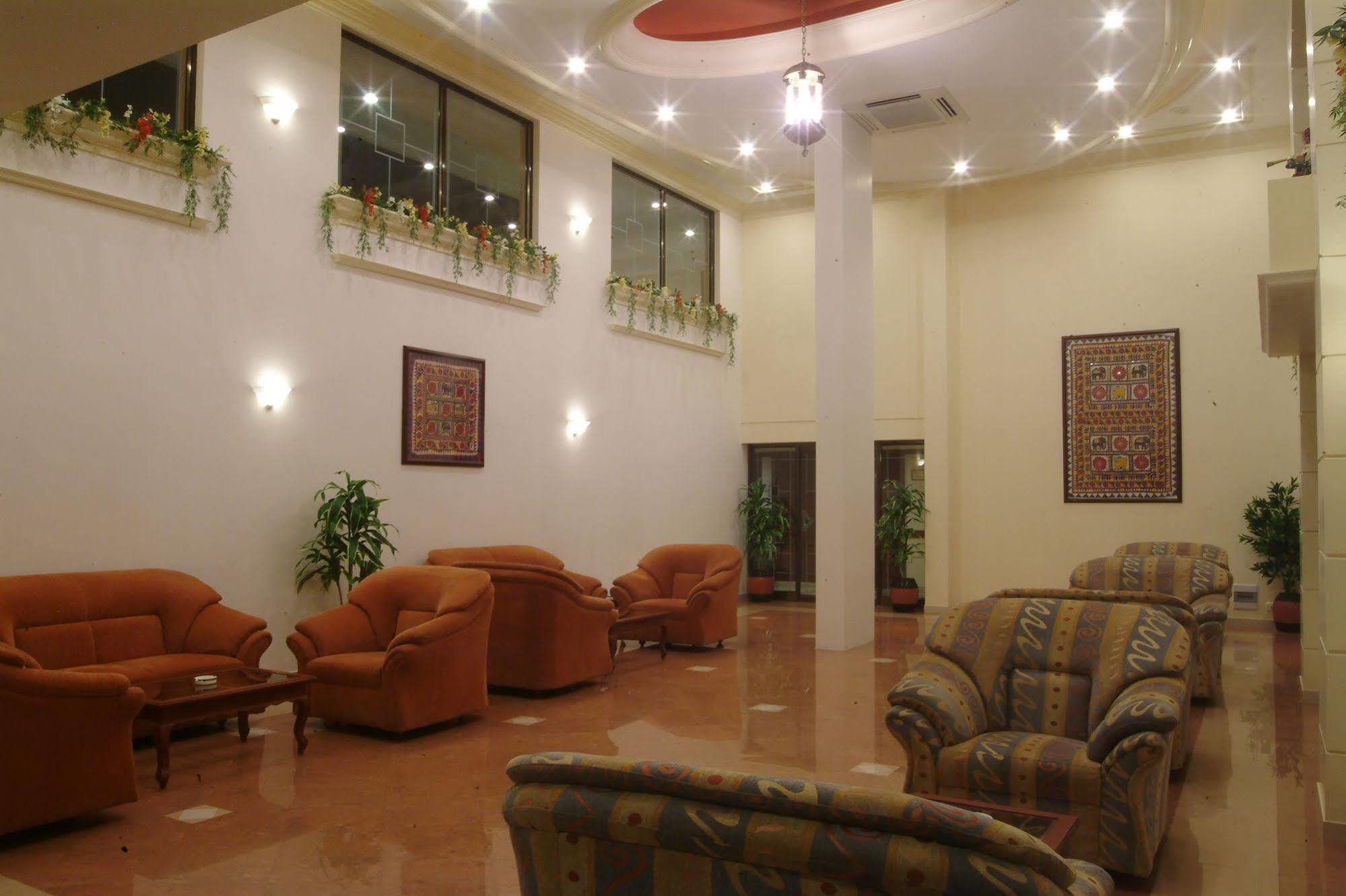 Hotel The Grand Regency Radźkot Zewnętrze zdjęcie