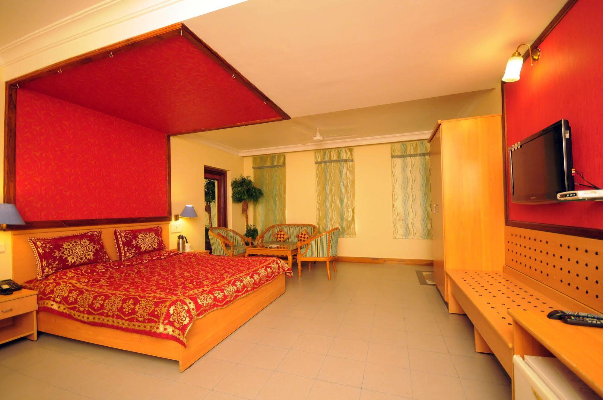 Hotel The Grand Regency Radźkot Zewnętrze zdjęcie