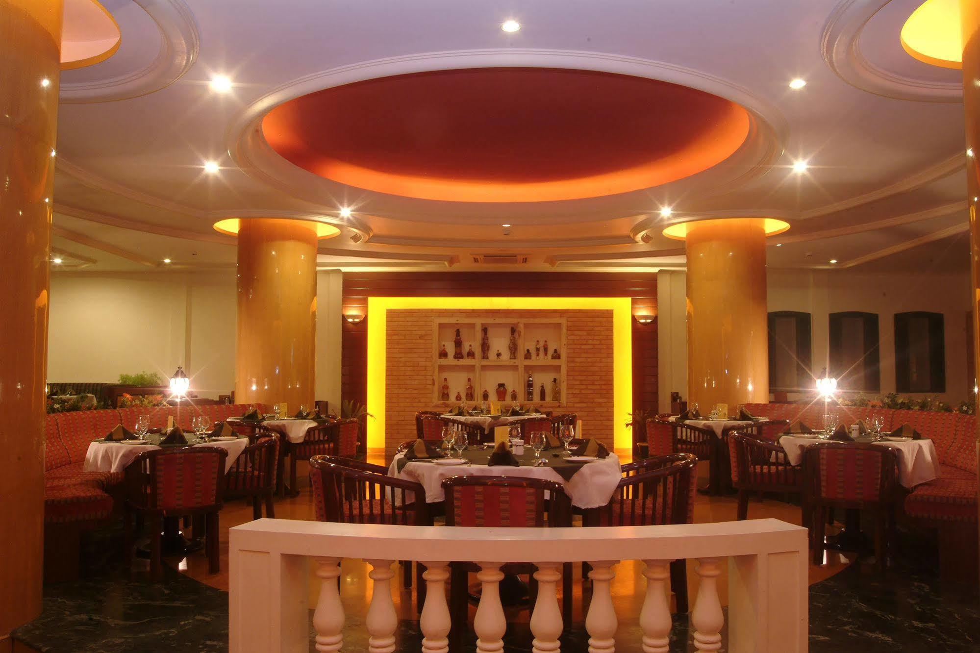 Hotel The Grand Regency Radźkot Zewnętrze zdjęcie